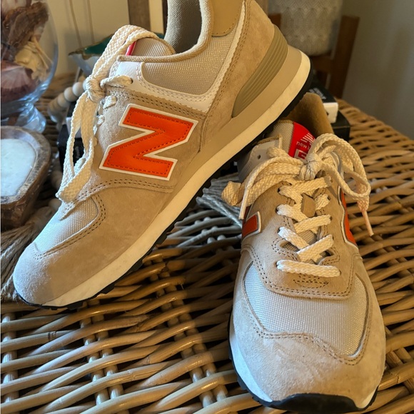 Women’s New Balance 574 sneaker - Picture 2 of 3